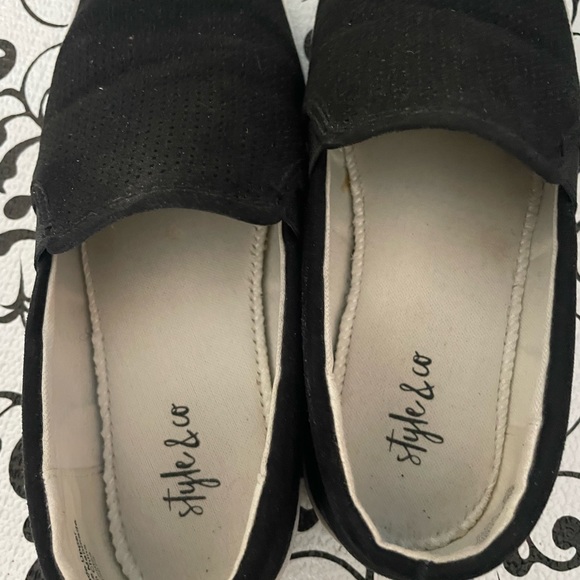 Ladies black slip on shoes. Size 5 - Picture 4 of 5